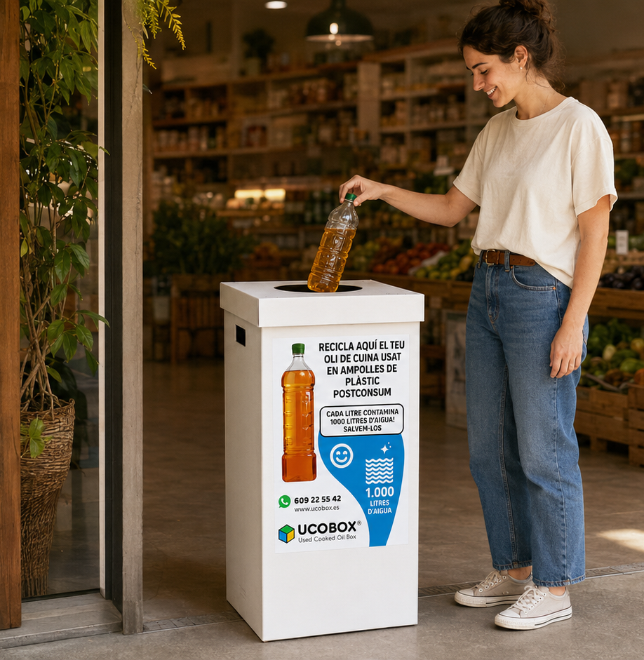Clienta dipositant una ampolla d’oli vegetal usat en un UCOBOX